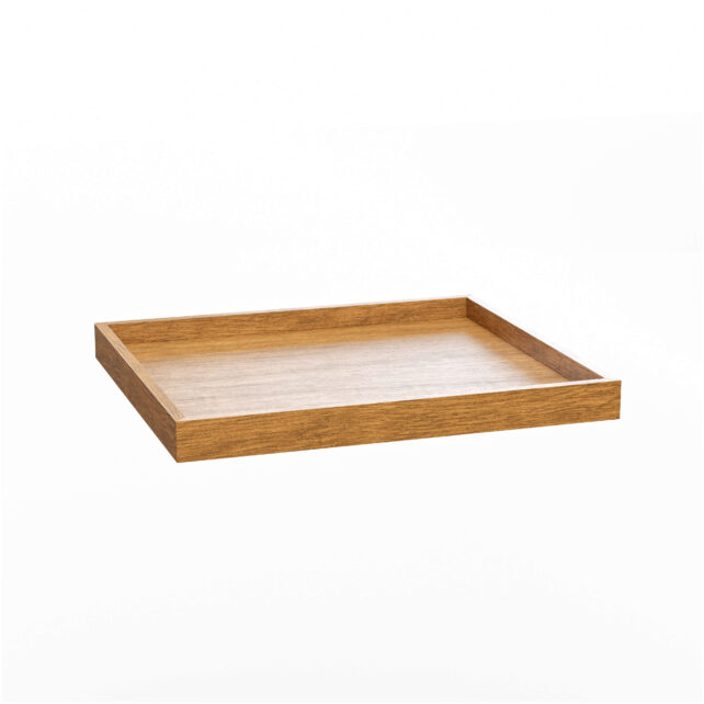 Ein rechteckiges Holztablett mit erhöhten Rändern, abgebildet auf einem schlichten weißen Hintergrund.