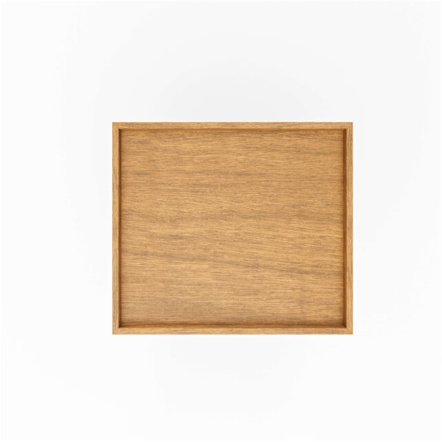 Ein rechteckiges Holztablett mit erhabenen Kanten, von oben vor einem schlichten weißen Hintergrund fotografiert. Das Tablett hat eine glatte, natürlich gemaserte Oberfläche.
