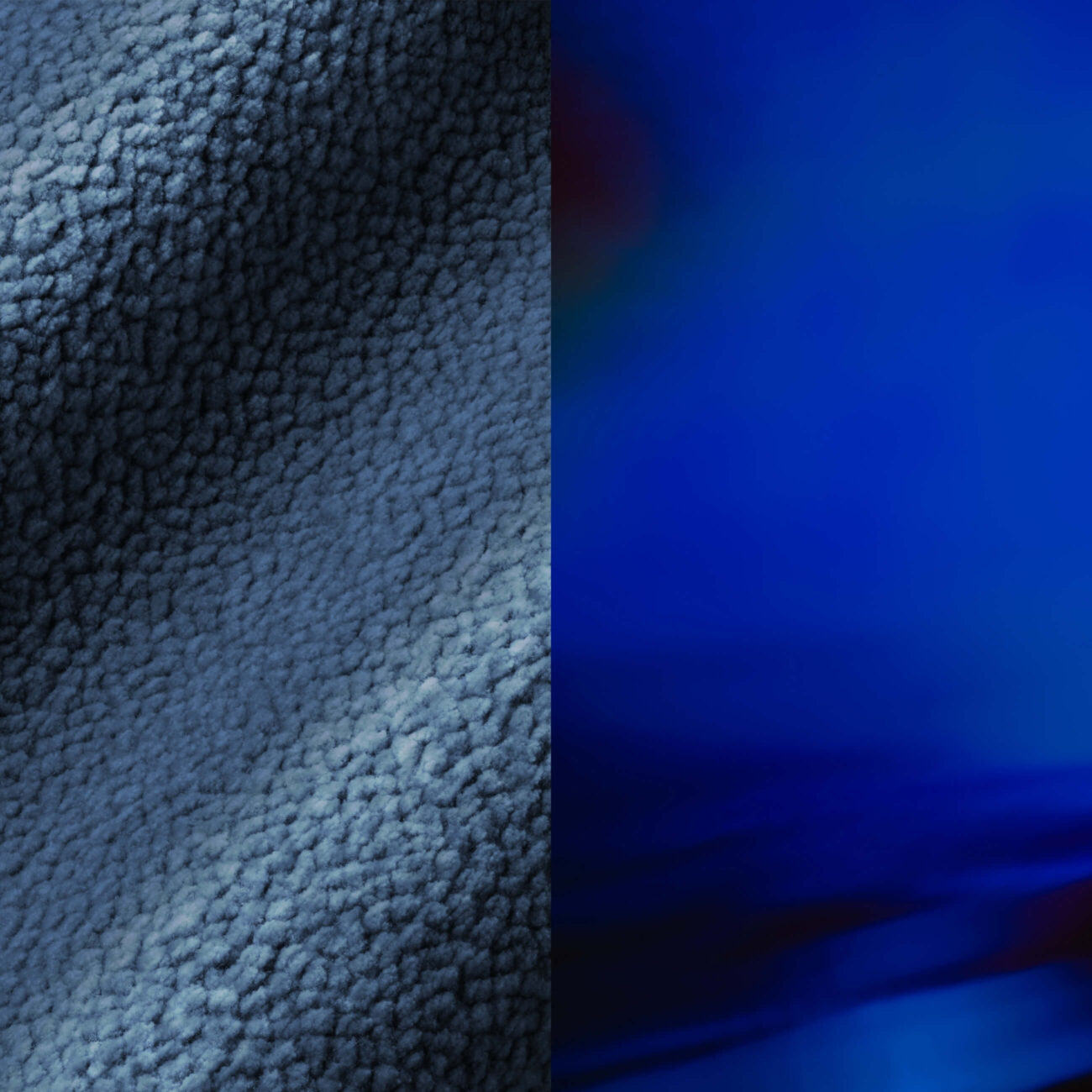 CB-KB Das Bild ist vertikal geteilt; die linke Seite zeigt einen strukturierten, dunkelblauen Stoff, während die rechte Seite einen glatten, leuchtenden blauen Farbverlauf mit weichen, gemischten Farben aufweist.