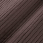 Nahaufnahme eines weichen, braunen Kordgewebes mit vertikalen, gleichmäßig verteilten Rippen. Die Textur erscheint plüschig und glatt und zeigt das charakteristische Rippenmuster von Kordsamtmaterial.