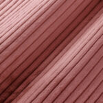 Nahaufnahme eines weichen, rosafarbenen, gerippten Stoffes mit parallelen, erhabenen Linien, die diagonal über die Oberfläche verlaufen. Die Textur wirkt plüschig und samtig.