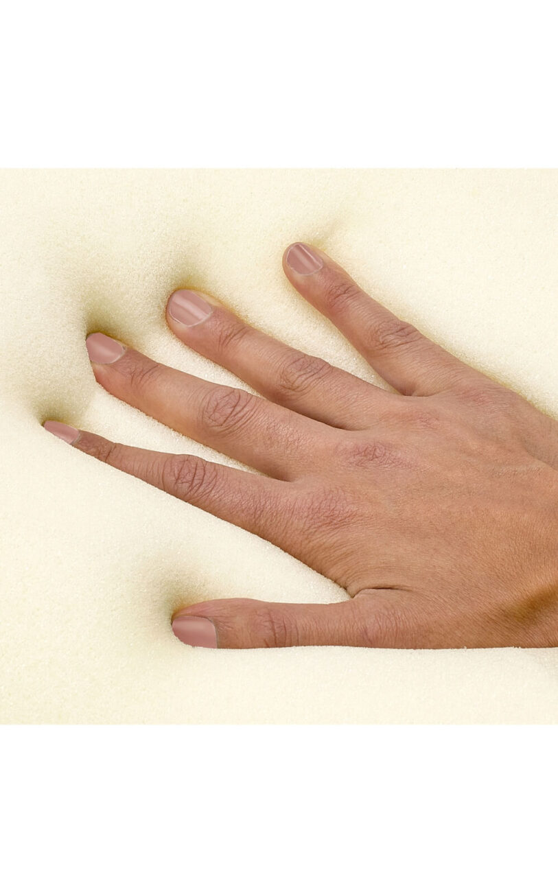 Eine Hand, die auf eine weiche, cremefarbene Schaumstoffoberfläche drückt, wodurch tiefe Einkerbungen um die Finger herum entstehen.