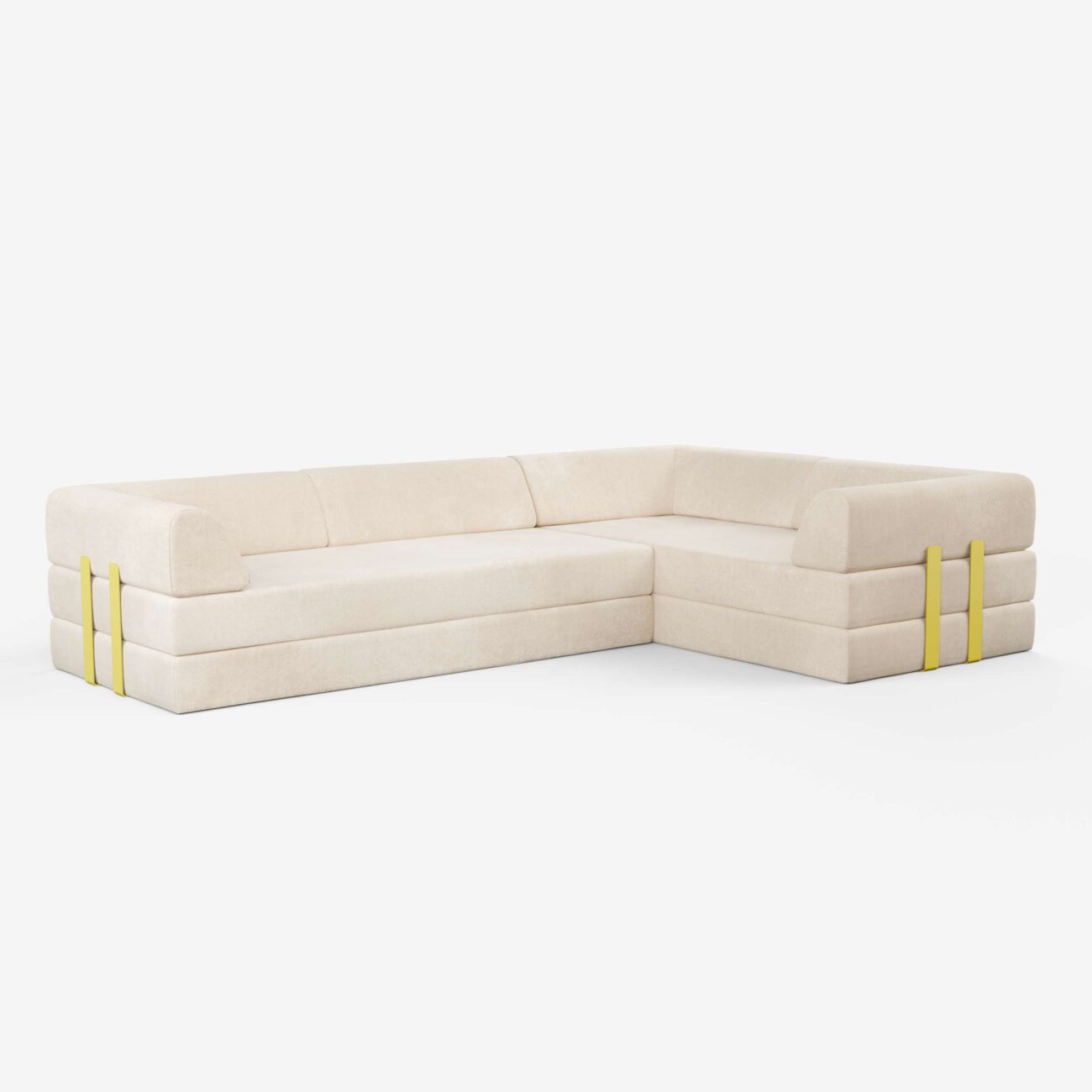 Ein modernes, L-förmiges, beigefarbenes Sektionssofa mit niedriger Rückenlehne und Armlehnen, das an den Ecken mit gelben Gurten akzentuiert ist. Das Sofa steht auf einem schlichten weißen Hintergrund.