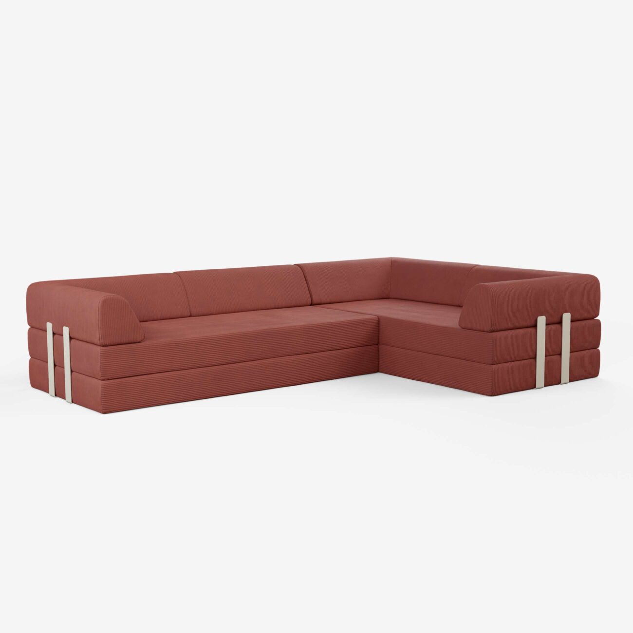 Ein modernes, L-förmiges Sektionssofa mit rostfarbenem Stoffbezug und minimalistischem Design mit glatten Oberflächen und breiten Metallstreifen an den Seiten. Das Sofa steht vor einem schlichten weißen Hintergrund.