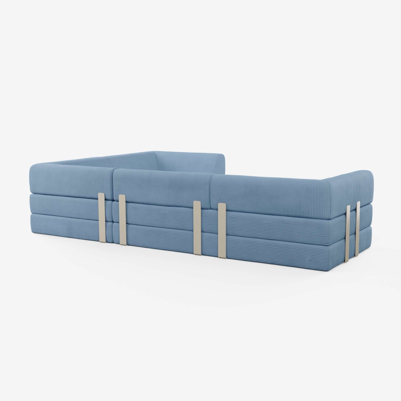 Ein modernes, modulares hellblaues Sofa mit niedriger Rückenlehne und Sitzfläche, mit Metallbändern zur Befestigung der Kissen und einem minimalistischen Design vor einem schlichten weißen Hintergrund.