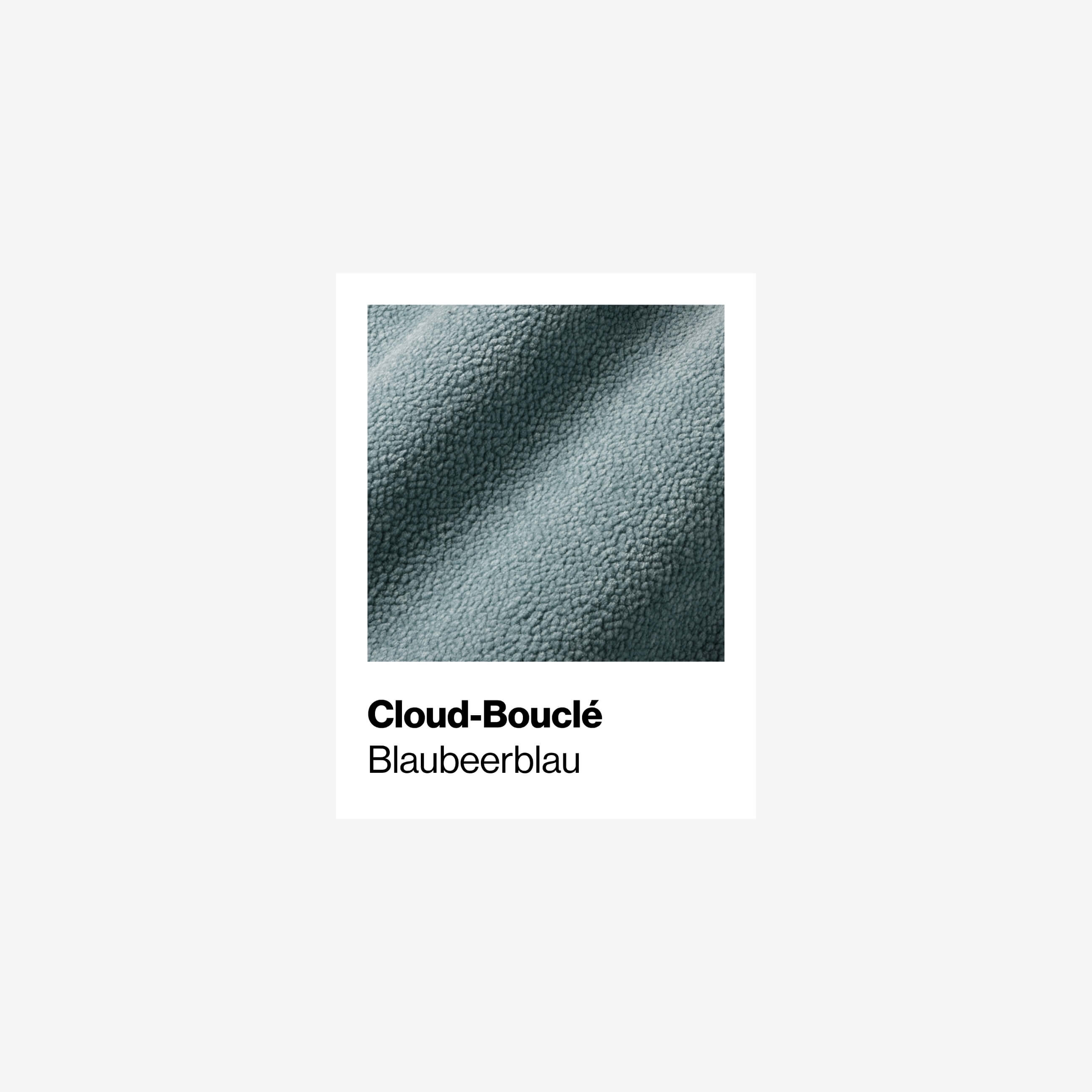 Nahaufnahme eines strukturierten blauen Bouclé-Stoffes mit der Bezeichnung Cloud-Bouclé in der Farbe Blaubeerblau auf weißem Hintergrund.