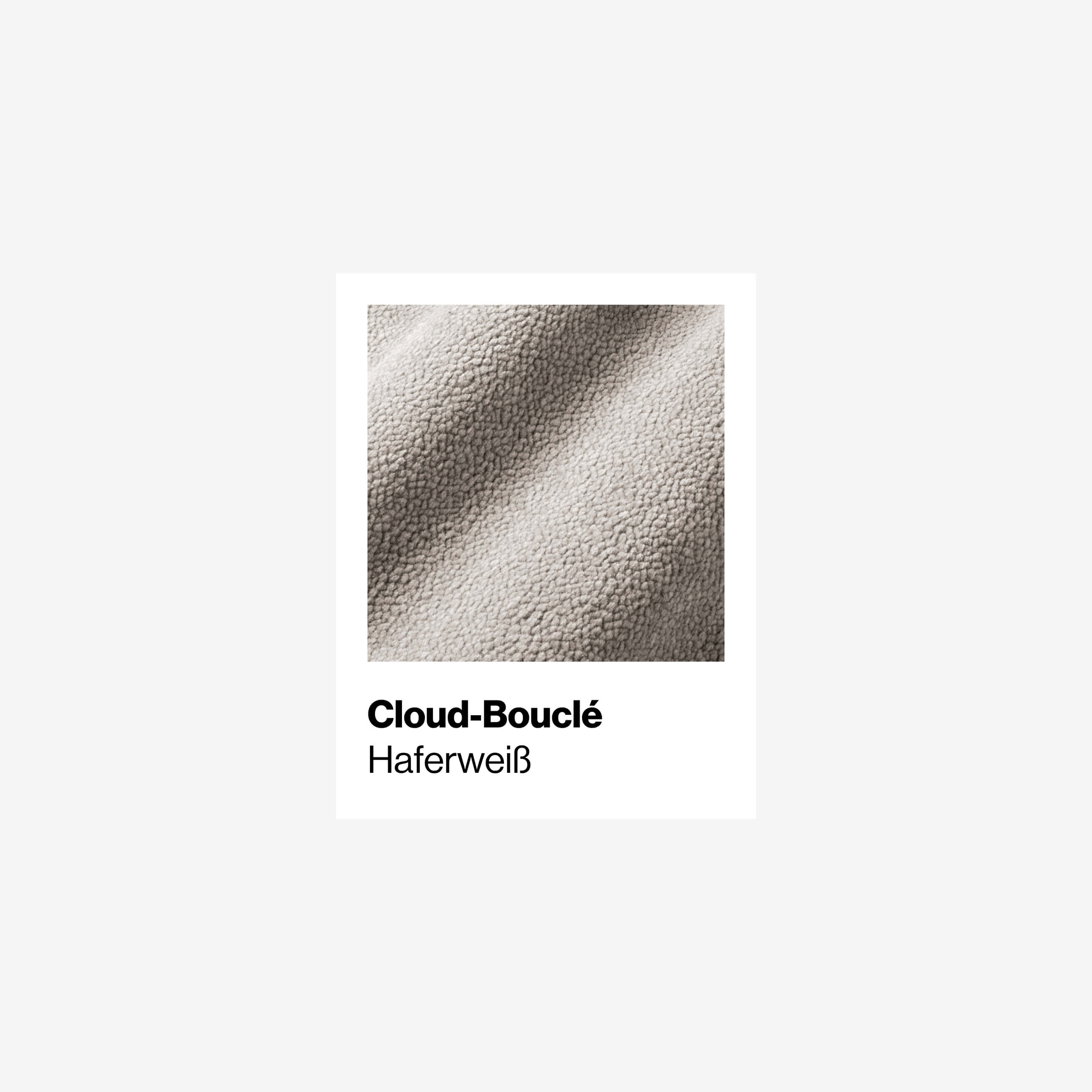 Eine Nahaufnahme des weichen, strukturierten Cloud-Bouclé-Stoffes in hellem Haferweiß, beschriftet mit Cloud-Bouclé Haferweiß auf einem sauberen weißen Hintergrund.