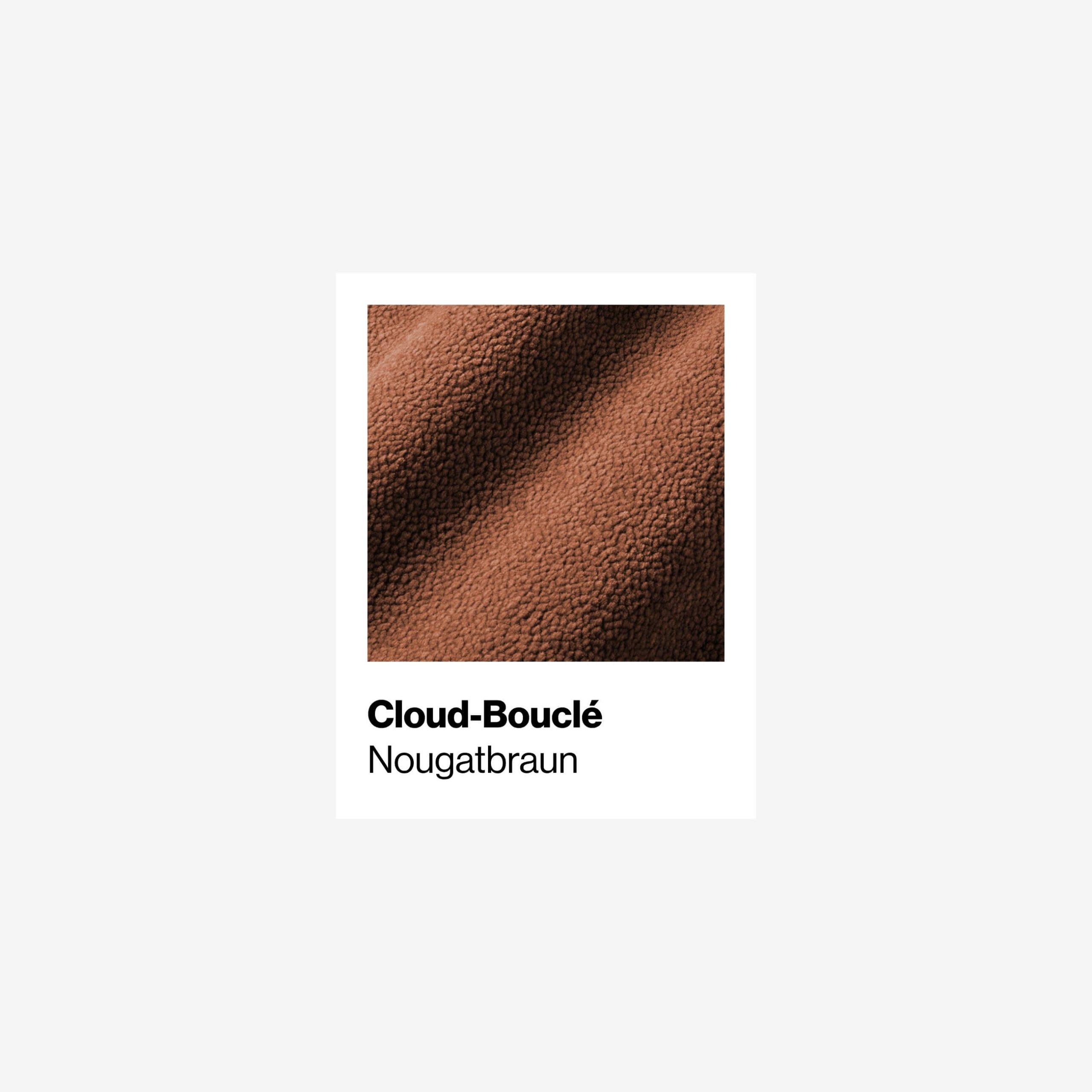 Nahaufnahme eines strukturierten, braunen Bouclé-Stoffes mit der Aufschrift Cloud-Bouclé in der Farbe Nougatbraun auf weißem Hintergrund.
