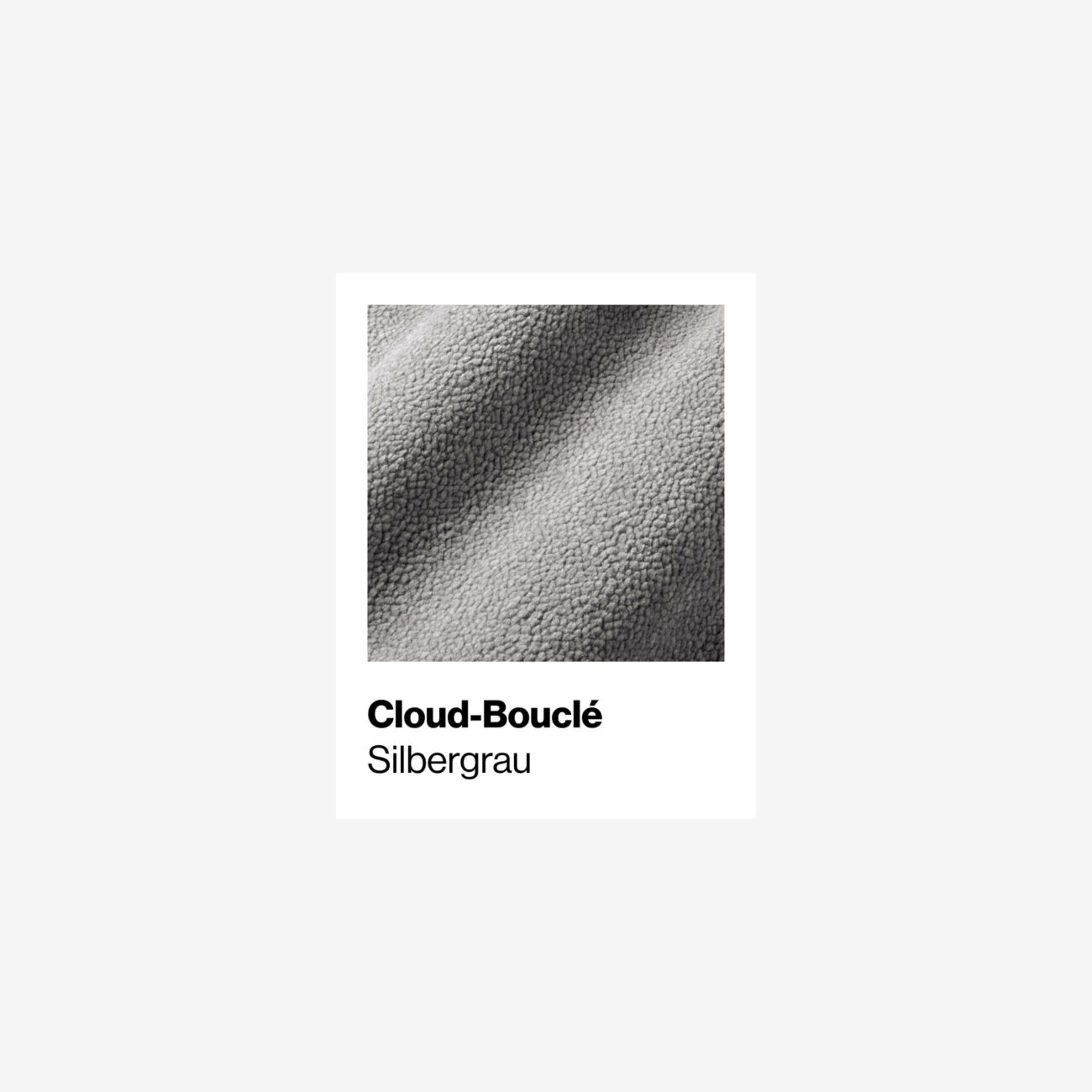 Muster-CB-SG Nahaufnahme eines Cloud-Bouclé-Stoffes in einem hellen Silbergrau mit der Aufschrift Cloud-Bouclé Silbergrau auf weißem Hintergrund. Die Textur erscheint weich und leicht holprig.