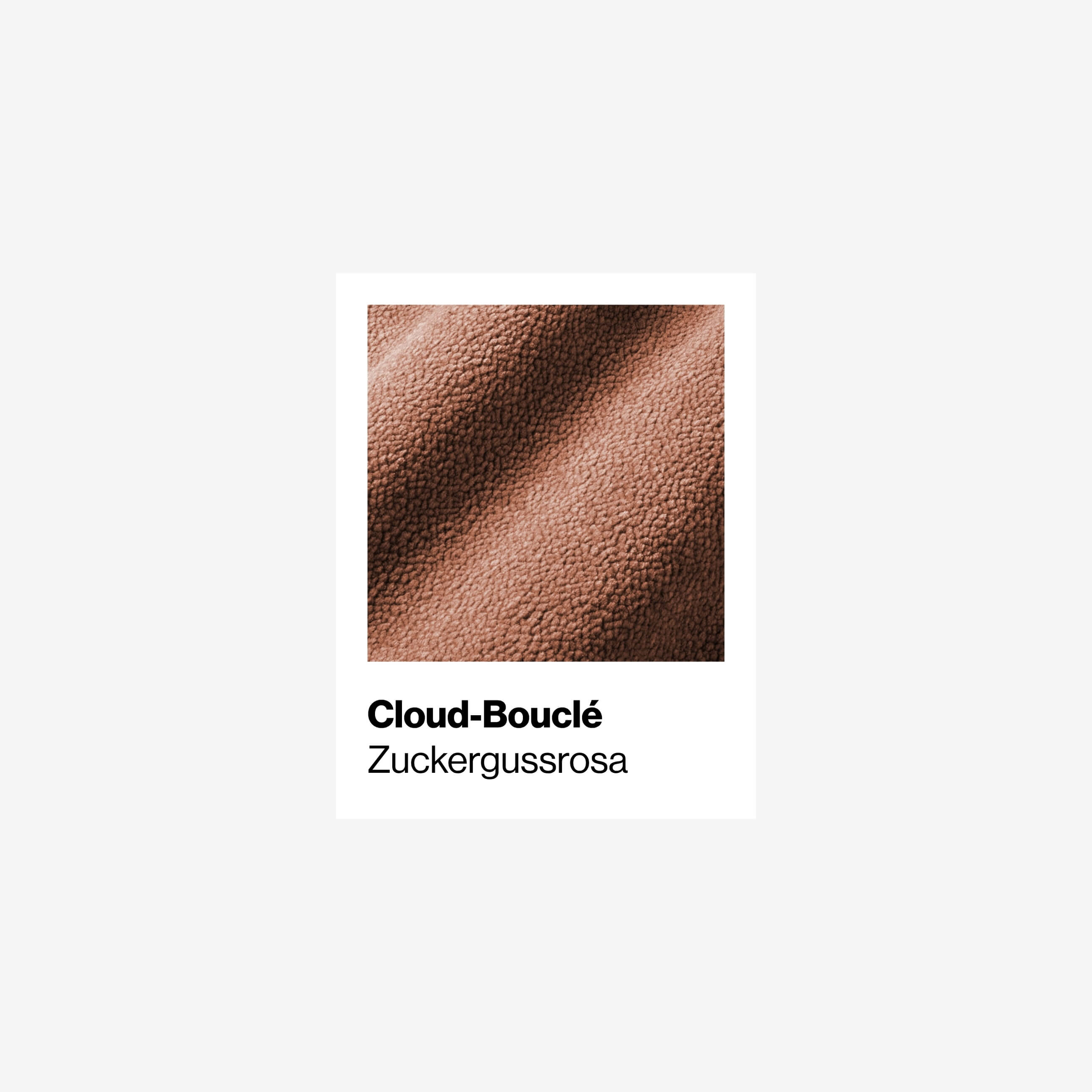 Nahaufnahme eines strukturierten, hellrosa Bouclé-Stoffes mit der Aufschrift "Cloud-Bouclé" und dem darunter stehenden Farbnamen "Zuckergussrosa".
