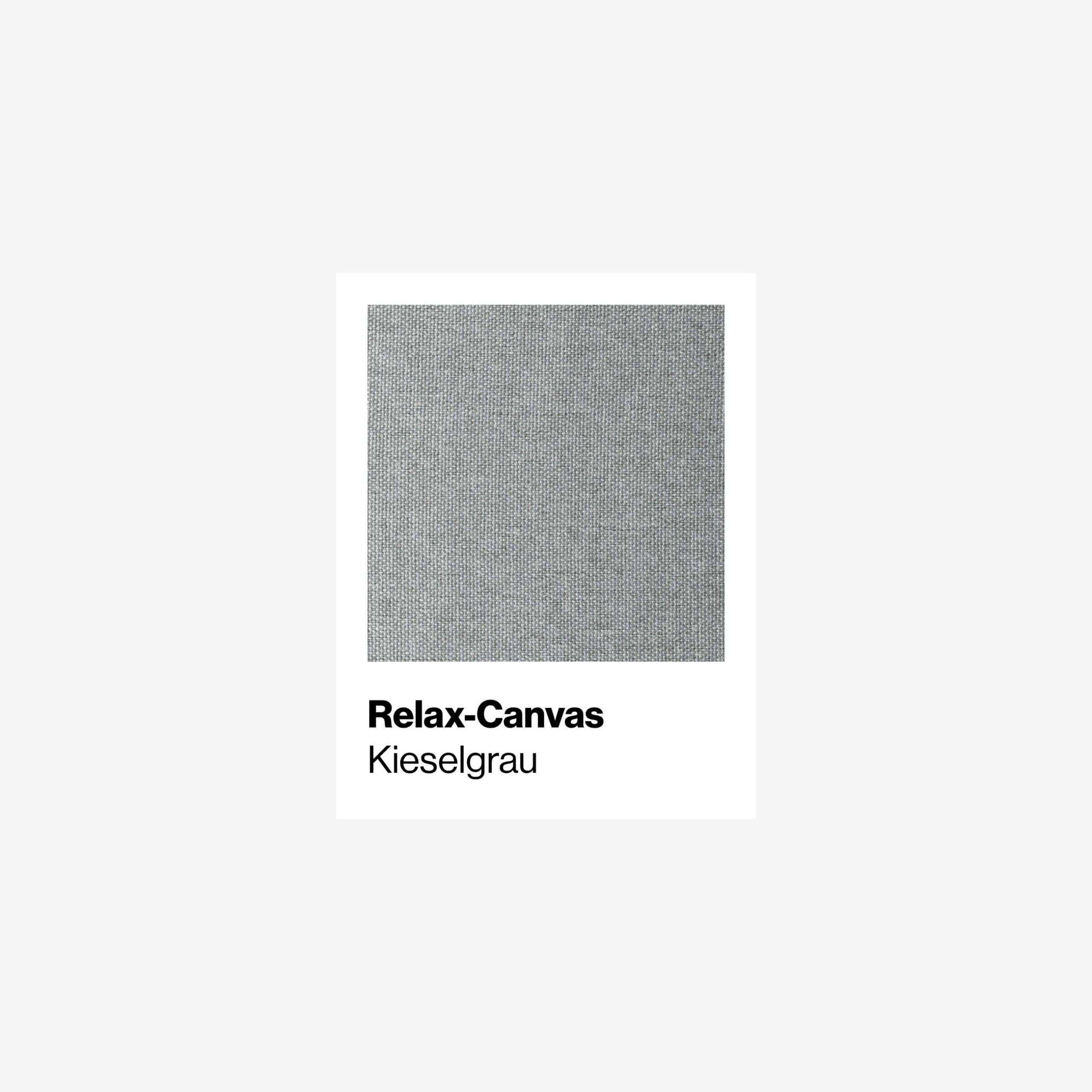 Ein Stoffmuster mit der Aufschrift Relax-Canvas Kieselgrau zeigt eine Nahaufnahme eines hellgrauen, strukturierten Canvas-Materials mit feinen, gewebten Details. Das Muster ist auf einem weißen Hintergrund zentriert.