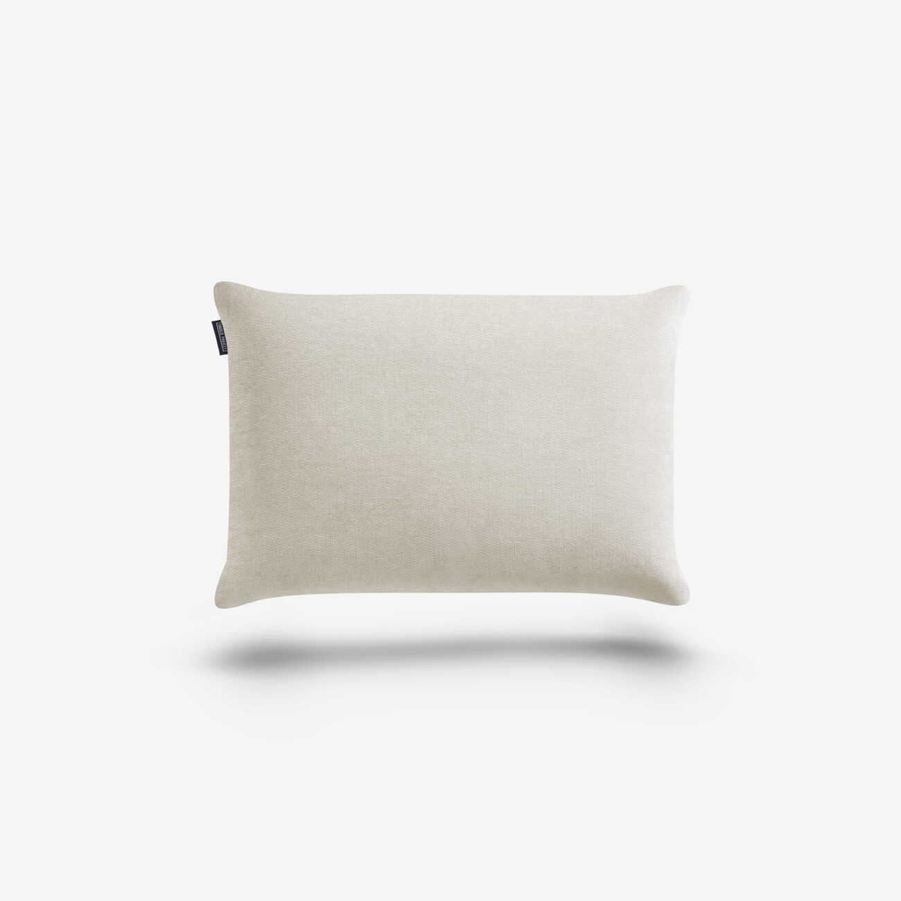 SPKDEKO45x30-SC-TW-img000 Ein weißes Kissen auf weißem Hintergrund.