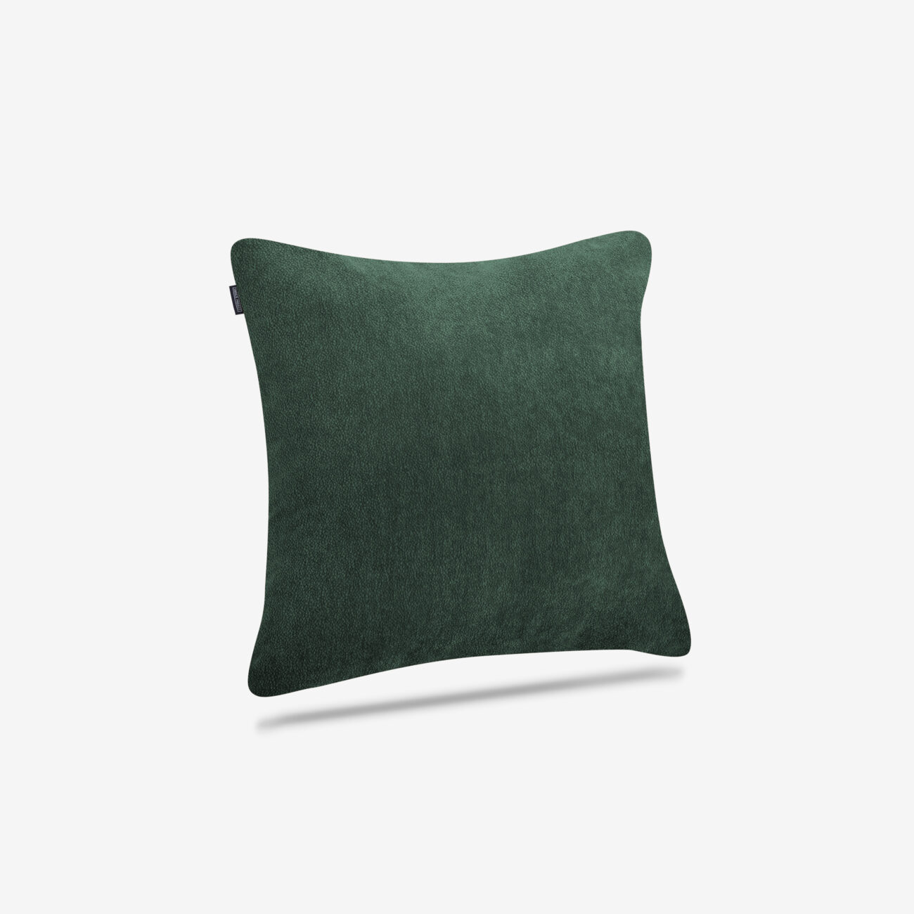 Ein quadratisches, dunkelgrünes Kissen mit weicher Textur ist vor einem schlichten weißen Hintergrund abgebildet. Das Kissen wirkt plüschig und ist leicht angewinkelt, was einen schwachen Schatten darunter wirft.