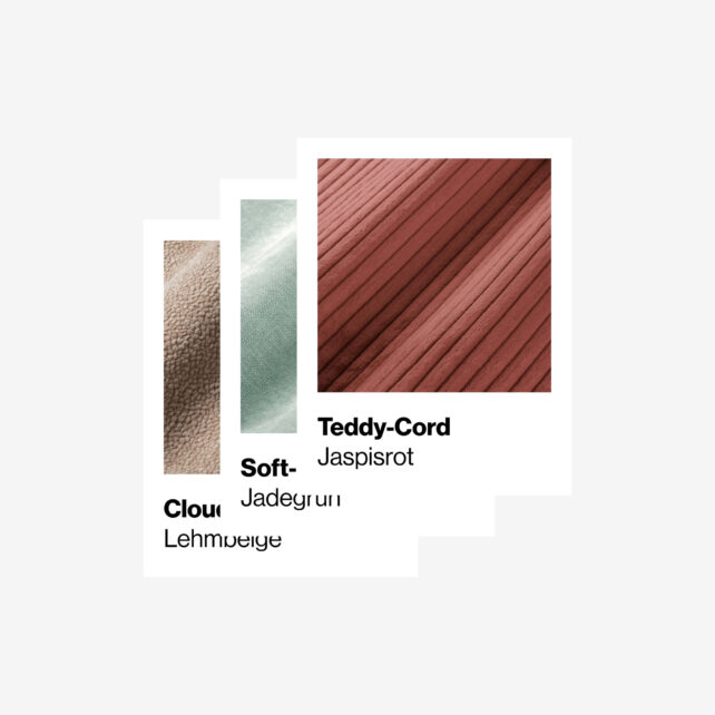 Drei sich überlagernde Bilder im Polaroid-Stil zeigen Nahaufnahmen von Stoffen: beigefarbenes Wolken-Lehmgrau, grünes Soft-Jadegrün und rotes geripptes Teddy-Cord-Jaspisrot, wobei auf jedem Foto Titel und Textur sichtbar sind.