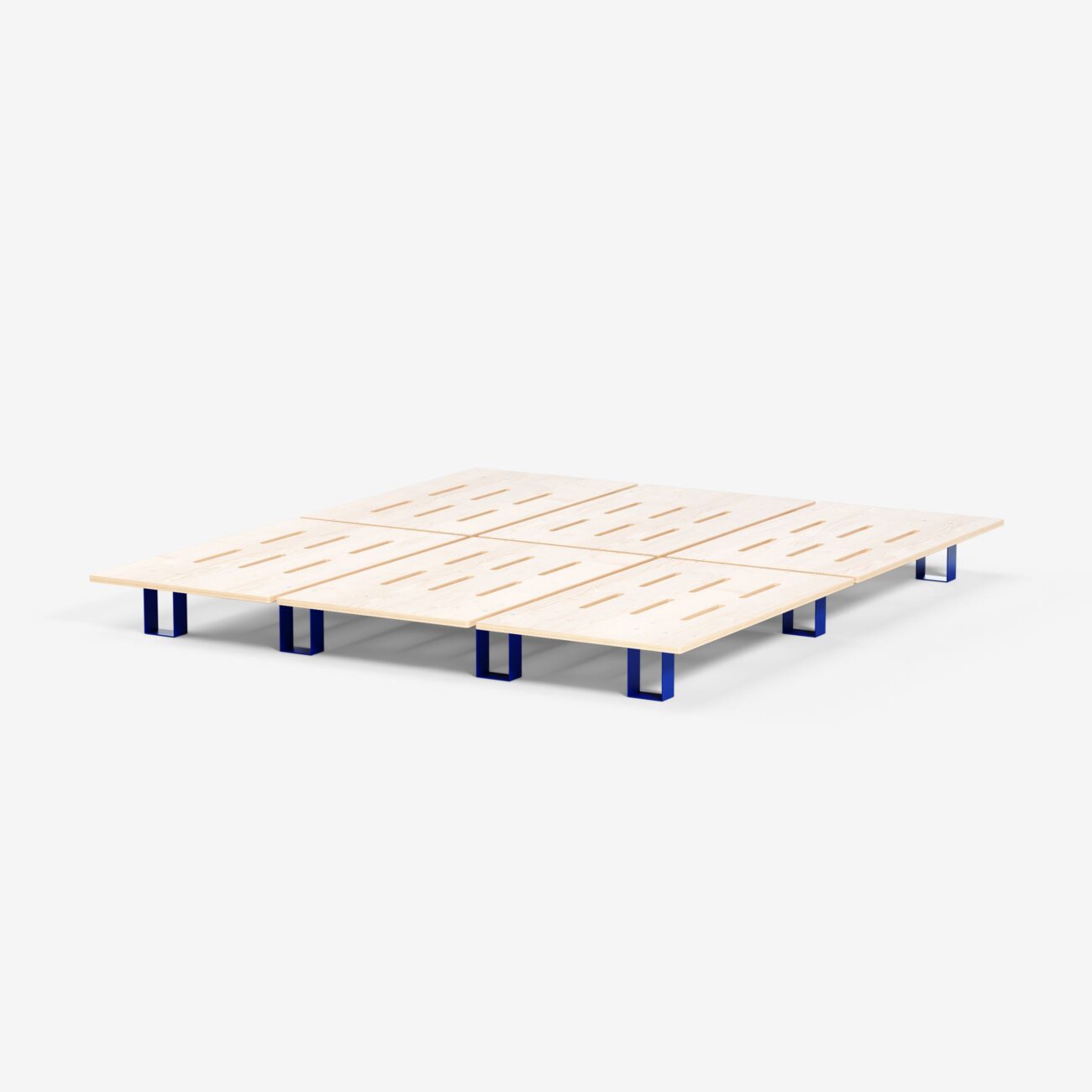 SPTAOFB180x200-5002_img000 Ein minimalistisches Bettgestell aus Holz mit gleichmäßig verteilten Latten und niedrigen blauen, rechteckigen Beinen vor einem schlichten weißen Hintergrund.