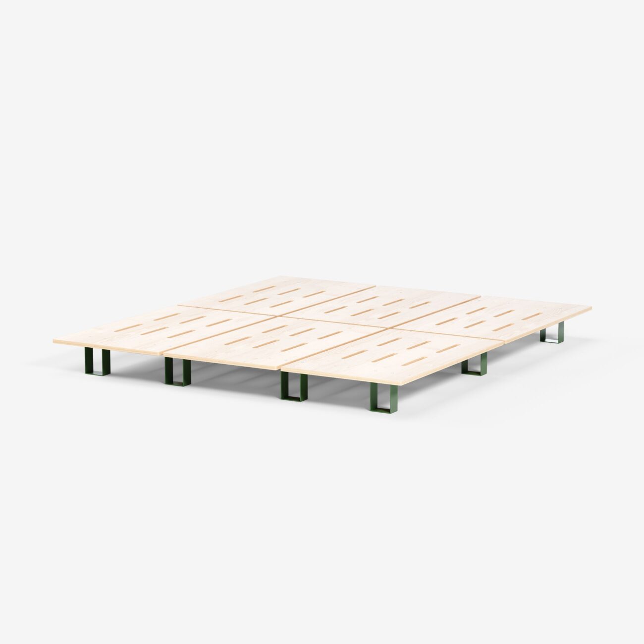 Ein minimalistisches Bettgestell aus hellem Holz mit gleichmäßig verteilten rechteckigen Schlitzen und grünen Metallbeinen auf weißem Hintergrund.