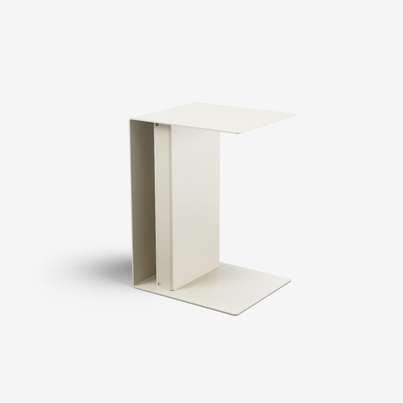 Minimalistischer, moderner Beistelltisch mit schlichtem, geometrischem C-förmigem Design aus cremefarbenem Metall. Der Tisch hat klare Linien und eine glatte Oberfläche, die vor einem schlichten weißen Hintergrund steht.