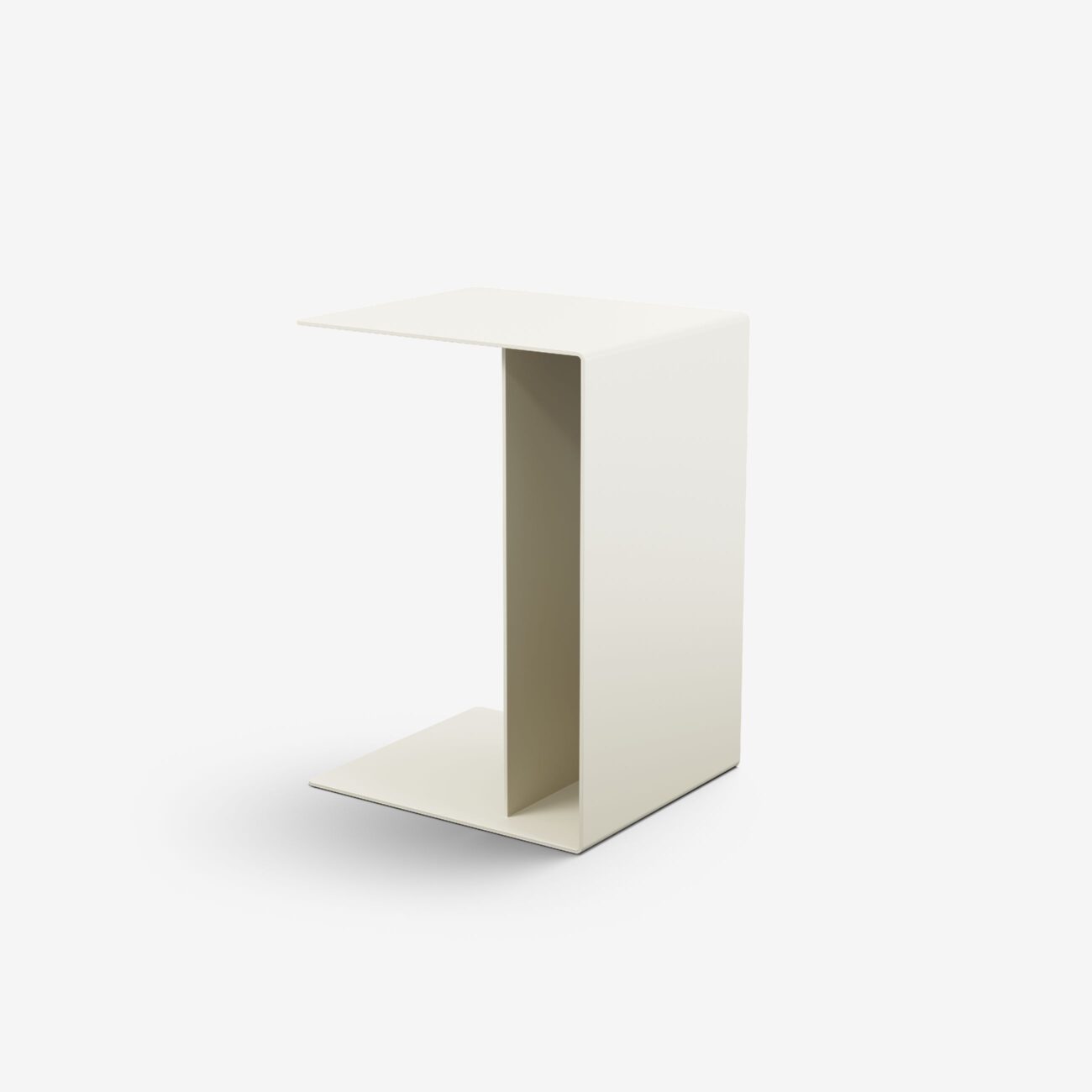 TADE001-1013_img001 Ein minimalistischer, moderner Beistelltisch mit C-förmigem Design in glatter, cremefarbener Ausführung vor einem schlichten weißen Hintergrund.