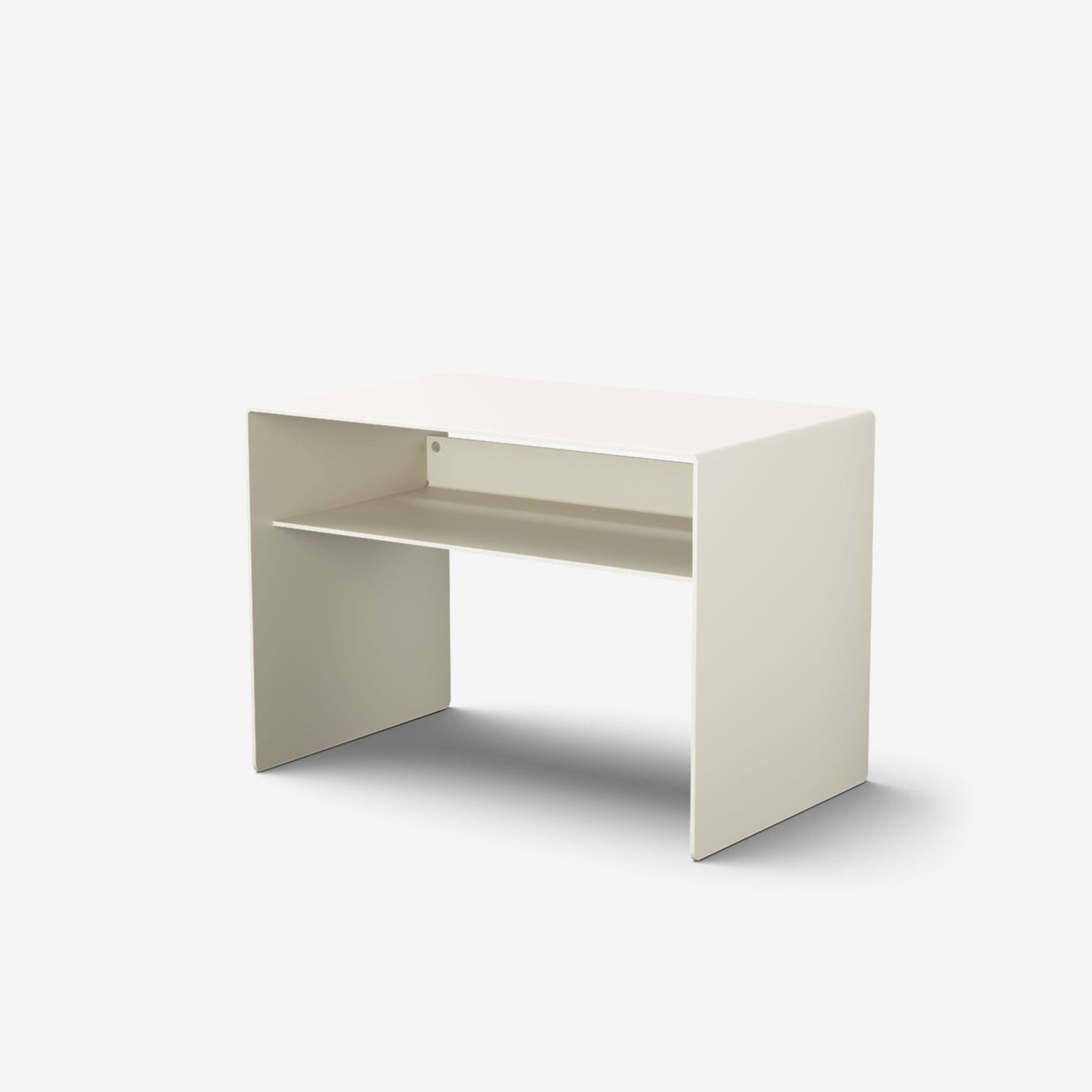 TADE001-1013_img002 Ein schlichter, moderner weißer Schreibtisch mit einer flachen Oberseite, massiven Seitenwänden und einer unteren Ablage vor einem schlichten weißen Hintergrund.