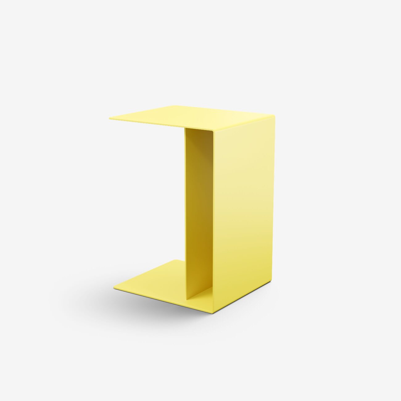 TADE001-1016_img001 Ein moderner, minimalistischer gelber Beistelltisch in Form eines offenen Rechtecks mit einer flachen Platte, einer vertikalen Seite und einem flachen Sockel vor einem schlichten weißen Hintergrund.