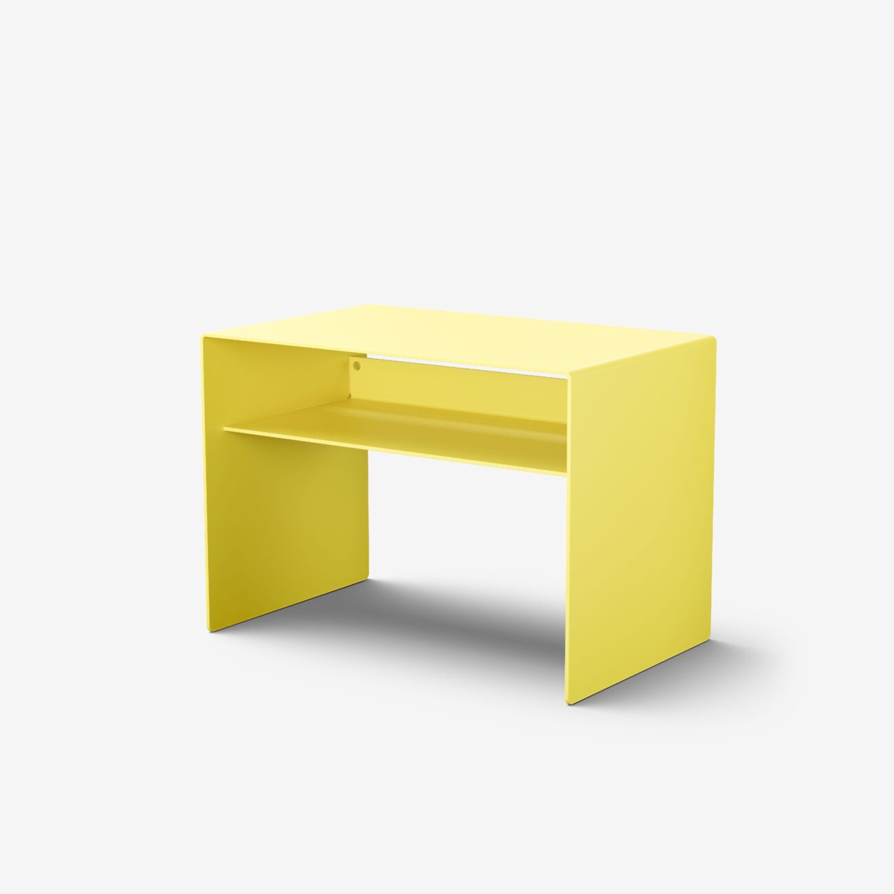 TADE001-1016_img002 Ein moderner gelber Schreibtisch mit klaren Linien und minimalistischem Design, mit einer flachen Oberseite und einem offenen Regal darunter, vor einem schlichten weißen Hintergrund.