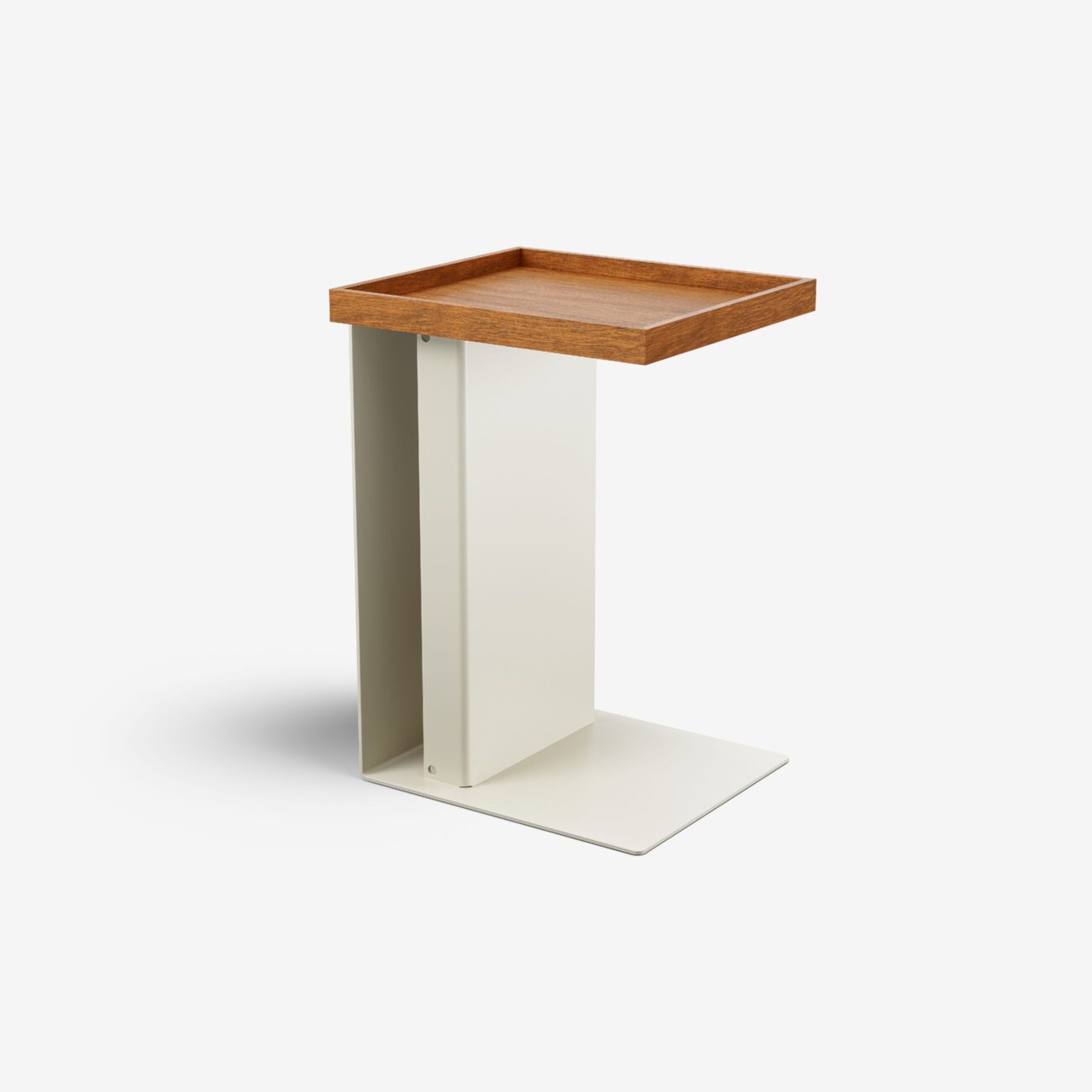 TADE101-HE-NA-1013_img003 Ein moderner Beistelltisch mit einem beigen Metallsockel und einer erhöhten rechteckigen Holzplatte, fotografiert vor einem schlichten weißen Hintergrund.