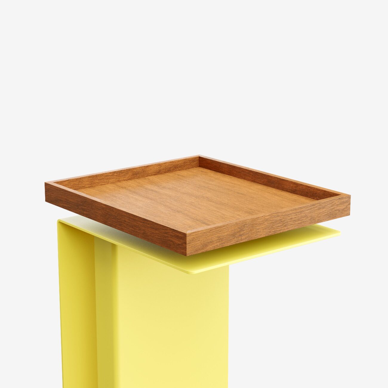TADE101-HE-NA-1016_img002 Ein moderner Ständer mit einem gelben Sockel und einem quadratischen Holztablett auf der Oberseite vor einem schlichten weißen Hintergrund.