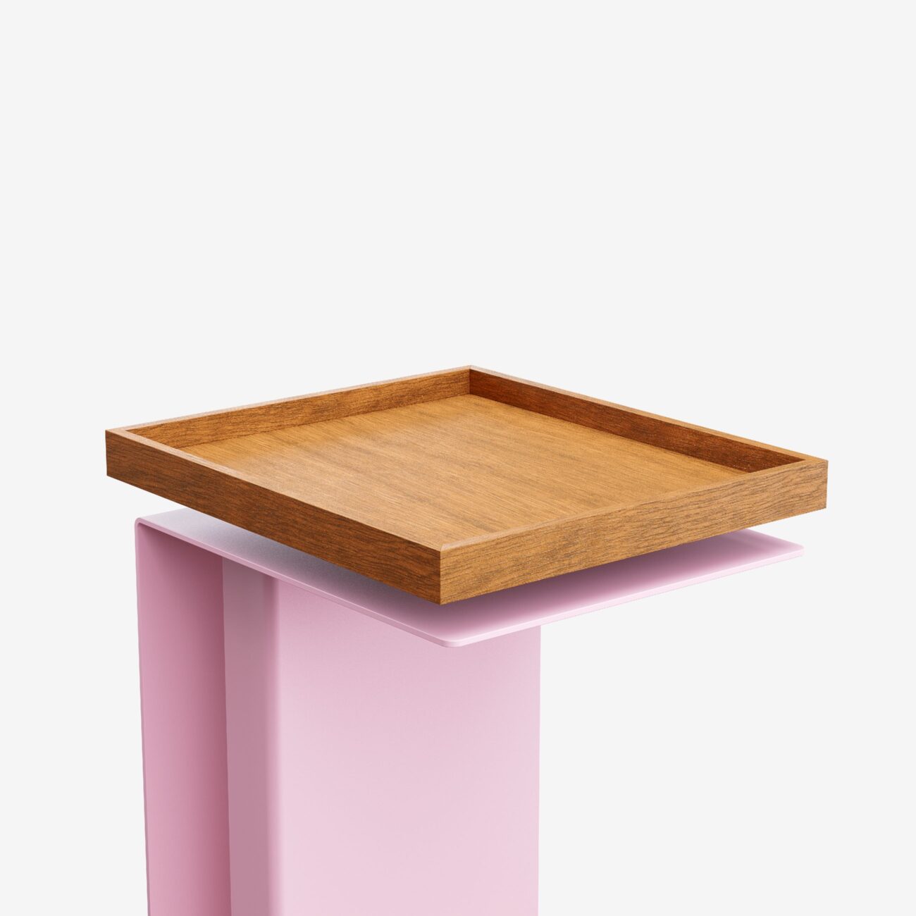 TADE101-HE-NA-3015_img002 Ein quadratisches Holztablett steht auf einem modernen, hellrosa Sockel mit minimalistischem Design vor einem schlichten weißen Hintergrund.