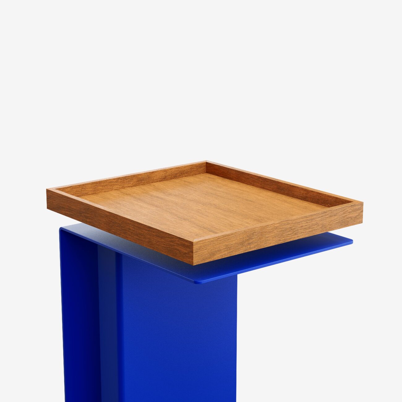 TADE101-HE-NA-5002_img002 Ein quadratisches Holztablett steht auf einem modernen, blau glänzenden Sockel vor einem schlichten weißen Hintergrund.