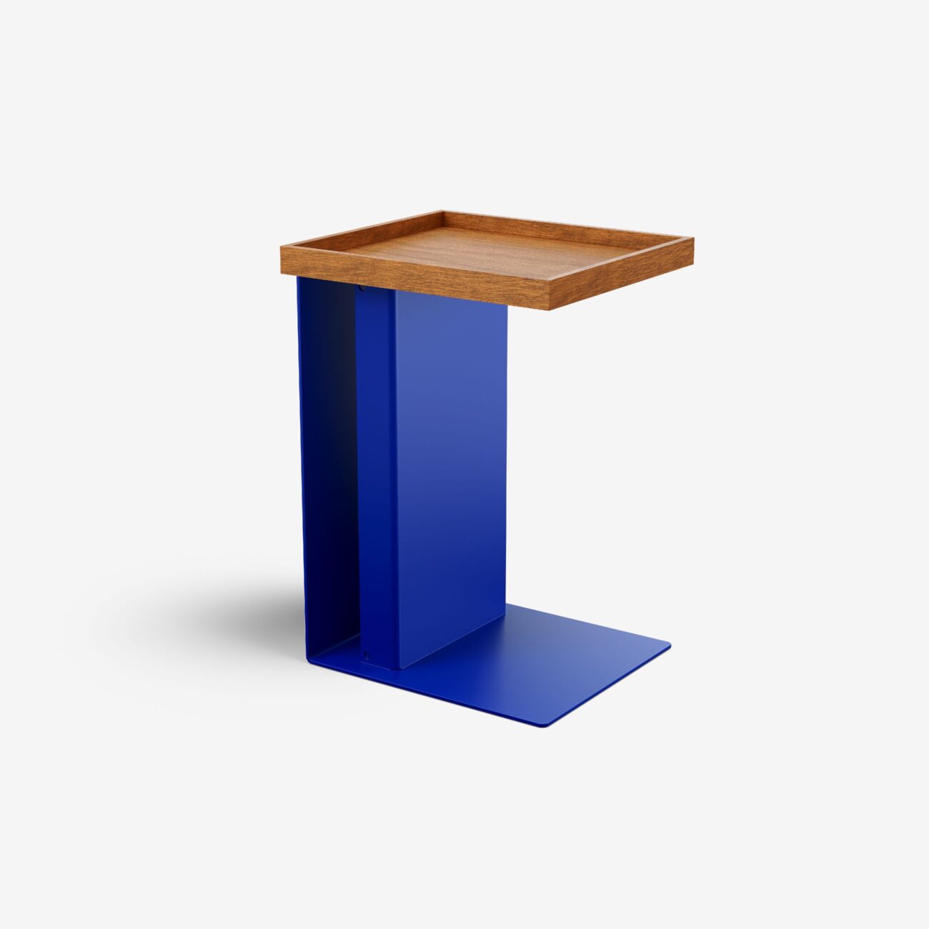 TADE101-HE-NA-5002_img003 Moderner Beistelltisch mit blauem Metallsockel in Form eines umgekehrten L und einer quadratischen Holzplatte mit erhabenen Kanten vor einem schlichten weißen Hintergrund.