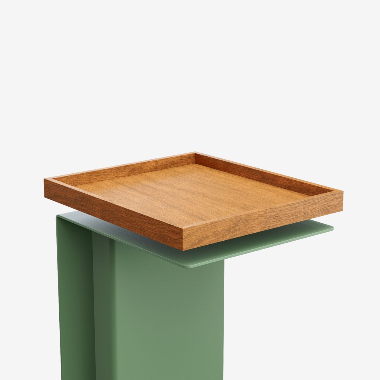 TADE101-HE-NA-6011_img002 Ein moderner Beistelltisch mit einem grünen Metallsockel und einer quadratischen Holzplatte, die vor einem schlichten weißen Hintergrund steht. Das Design zeichnet sich durch klare Linien und einen minimalistischen Stil aus.