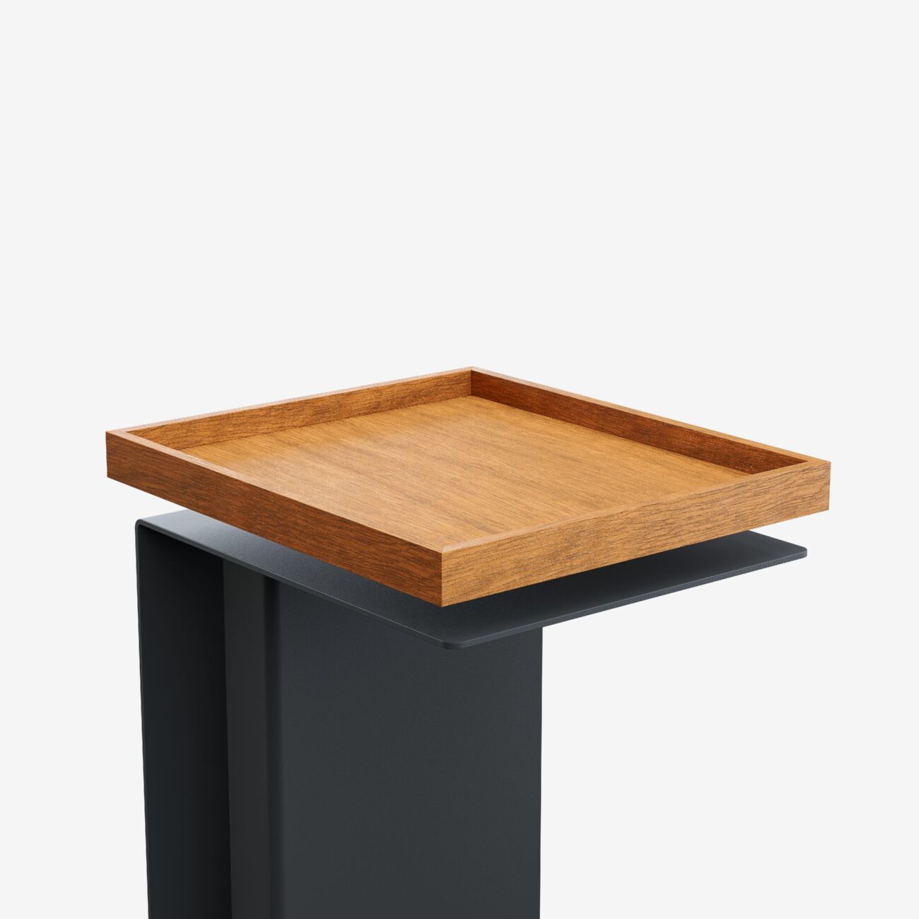 TADE101-HE-NA-7021_img002 Ein moderner Beistelltisch mit einer quadratischen Holzplatte und einem schlanken, mattschwarzen Metallsockel vor einem schlichten weißen Hintergrund.
