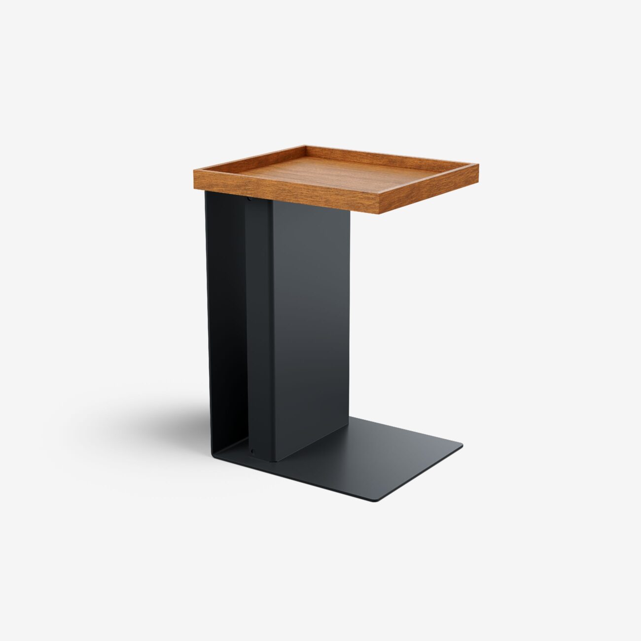 TADE101-HE-NA-7021_img003 Moderner Beistelltisch mit schwarzem Metallsockel und rechteckiger Holzplatte mit erhabenen Kanten vor einem schlichten weißen Hintergrund.