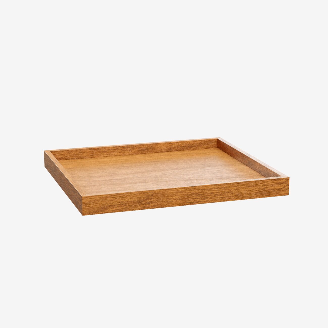 Ein rechteckiges Holztablett mit erhöhtem Rand auf weißem Hintergrund. Das Tablett hat eine natürliche Holzoberfläche und ein einfaches, minimalistisches Design.