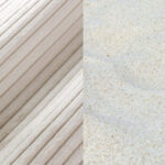 Ein geteiltes Bild mit Nahaufnahmen von Texturen: links ein weicher, gerippter beiger Stoff und rechts glatter, heller Sand. Beide Oberflächen sind hellbeige und haben subtile, natürliche Muster.