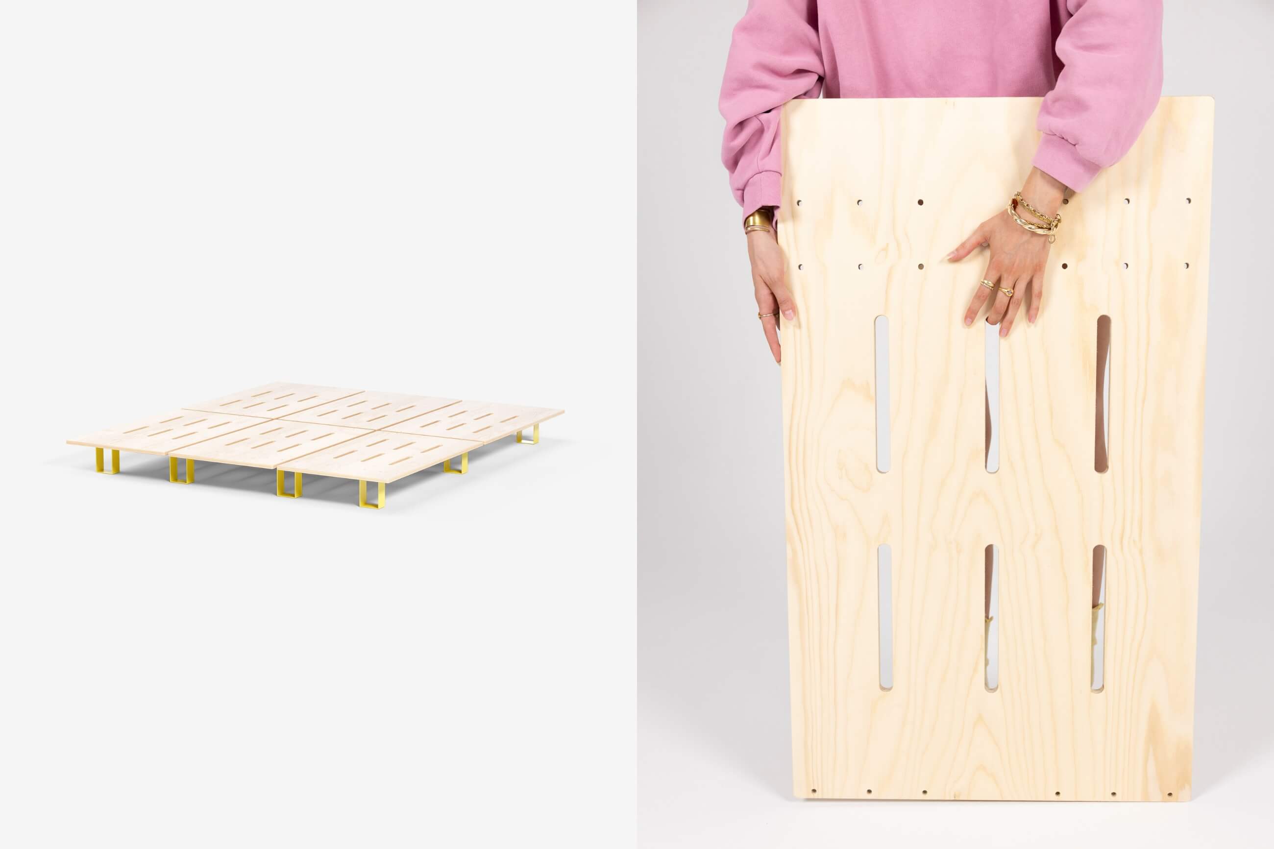 Auf der linken Seite ist ein Holzpritschenbett mit gelben Beinen abgebildet. Rechts hält eine Person in einem rosafarbenen Pullover ein zusammengefaltetes Teil des Bettes in die Höhe und demonstriert damit dessen Tragbarkeit und kompakte Bauweise.