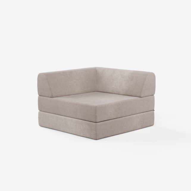 Eine moderne, hellbeige gepolsterte Eckbank mit dicken Polstern und klaren, quadratischen Linien vor einem schlichten weißen Hintergrund.