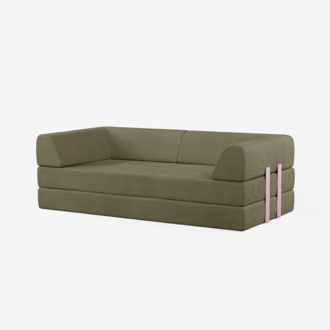 Ein modernes, olivgrünes Sofa mit gerippter Textur, blockartigem Design und zwei rosafarbenen Metallbändern an der Seite vor einem schlichten weißen Hintergrund.