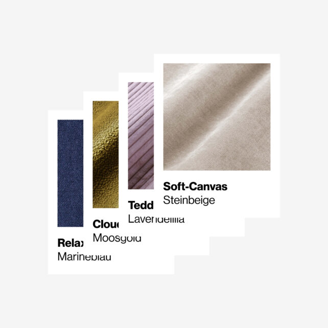 Vier Stoffmuster überlappen sich, jedes mit Material und Farbe beschriftet: Soft-Canvas in Beige, Teddy in Lavendel, Cloud in Moosgold und Relax in Marineblau. Jedes Muster zeigt eine Nahaufnahme der Stofftextur.