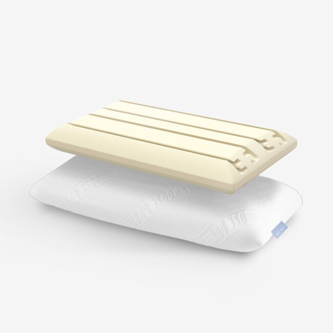 Ein rechteckiges Memory-Foam-Kissen mit Rillen auf der Oberseite wird über seinem weißen, strukturierten Kissenbezug auf einem schlichten weißen Hintergrund gezeigt.