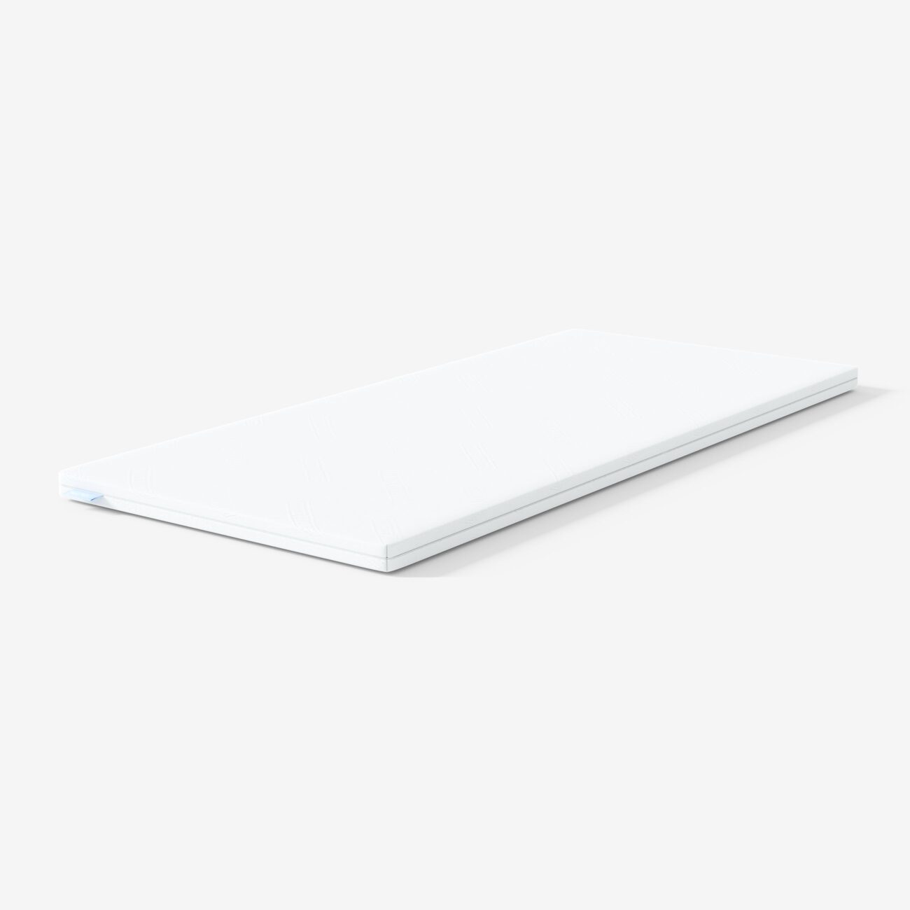 SPTFAM_imgF Eine dünne, rechteckige weiße Matratzenauflage mit leicht abgerundeten Ecken ist auf einem schlichten weißen Hintergrund abgebildet.