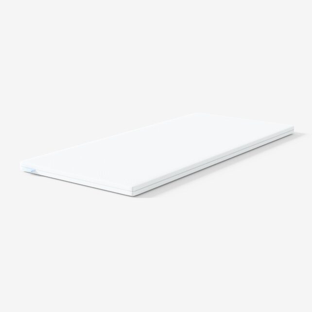 Eine dünne, rechteckige weiße Matratzenauflage mit leicht abgerundeten Ecken ist auf einem schlichten weißen Hintergrund abgebildet.