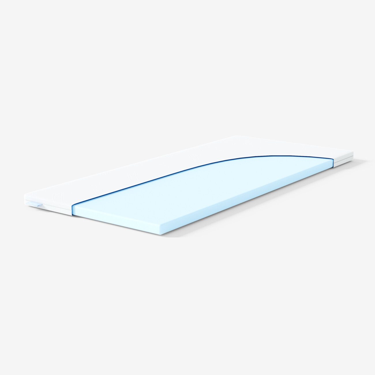 Eine dünne, rechteckige Matratzenauflage mit einem weißen Stoffbezug, der teilweise abgezogen wurde, um eine hellblaue Schaumstoffschicht darunter zu enthüllen, vor einem schlichten weißen Hintergrund.