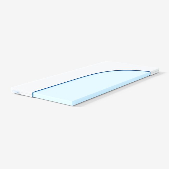 Eine dünne, rechteckige Matratzenauflage mit einem weißen Stoffbezug, der teilweise abgezogen wurde, um eine hellblaue Schaumstoffschicht darunter zu enthüllen, vor einem schlichten weißen Hintergrund.