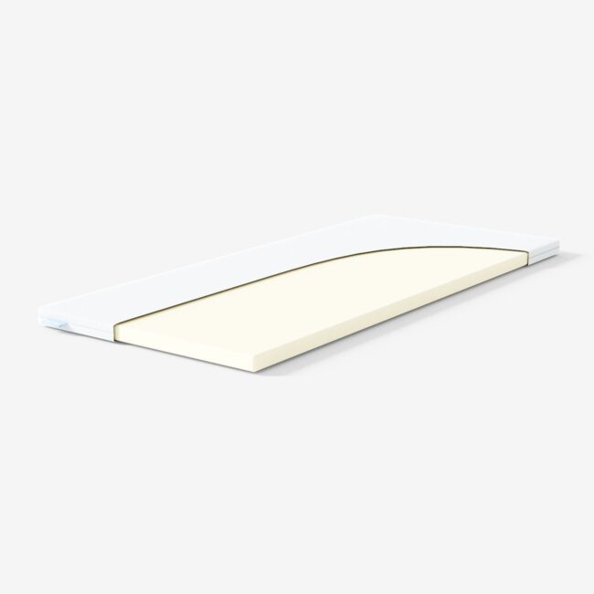 Eine rechteckige Matratzenauflage mit einem weißen Bezug, der teilweise abgezogen wurde und eine Schicht cremefarbenen Schaumstoffs im Inneren zum Vorschein bringt, dargestellt auf einem schlichten weißen Hintergrund.