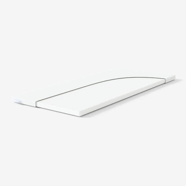 Ein weißer rechteckiger Notizblock mit einem schwarzen Gummiband, das um ein Ende gewickelt ist und auf einer weißen Fläche liegt.