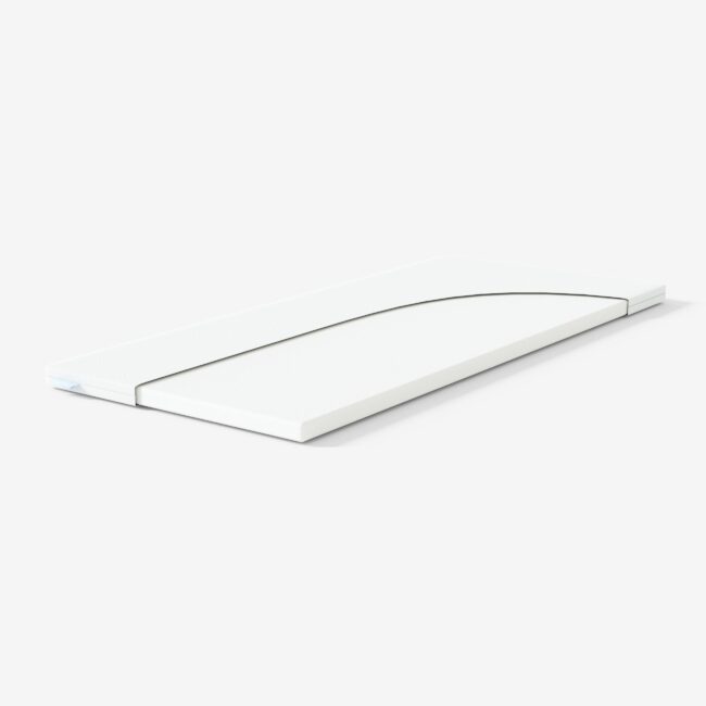 Ein weißer rechteckiger Notizblock mit einem schwarzen Gummiband, das um ein Ende gewickelt ist und auf einer weißen Fläche liegt.