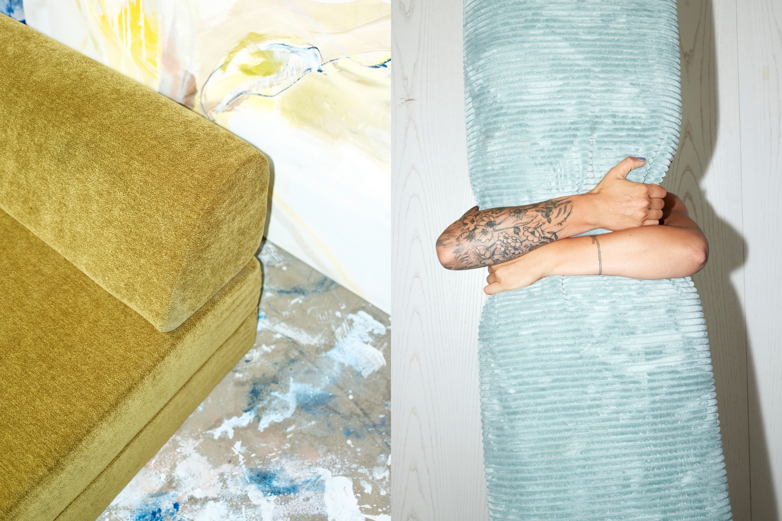 Geteiltes Bild: links ein senfgelbes Sofa auf einem mit Farbe bespritzten Boden; rechts tätowierte Arme, die sich an einen aufgerollten, gerippten, hellblauen Stoff vor einer hellen Holzwand schmiegen.