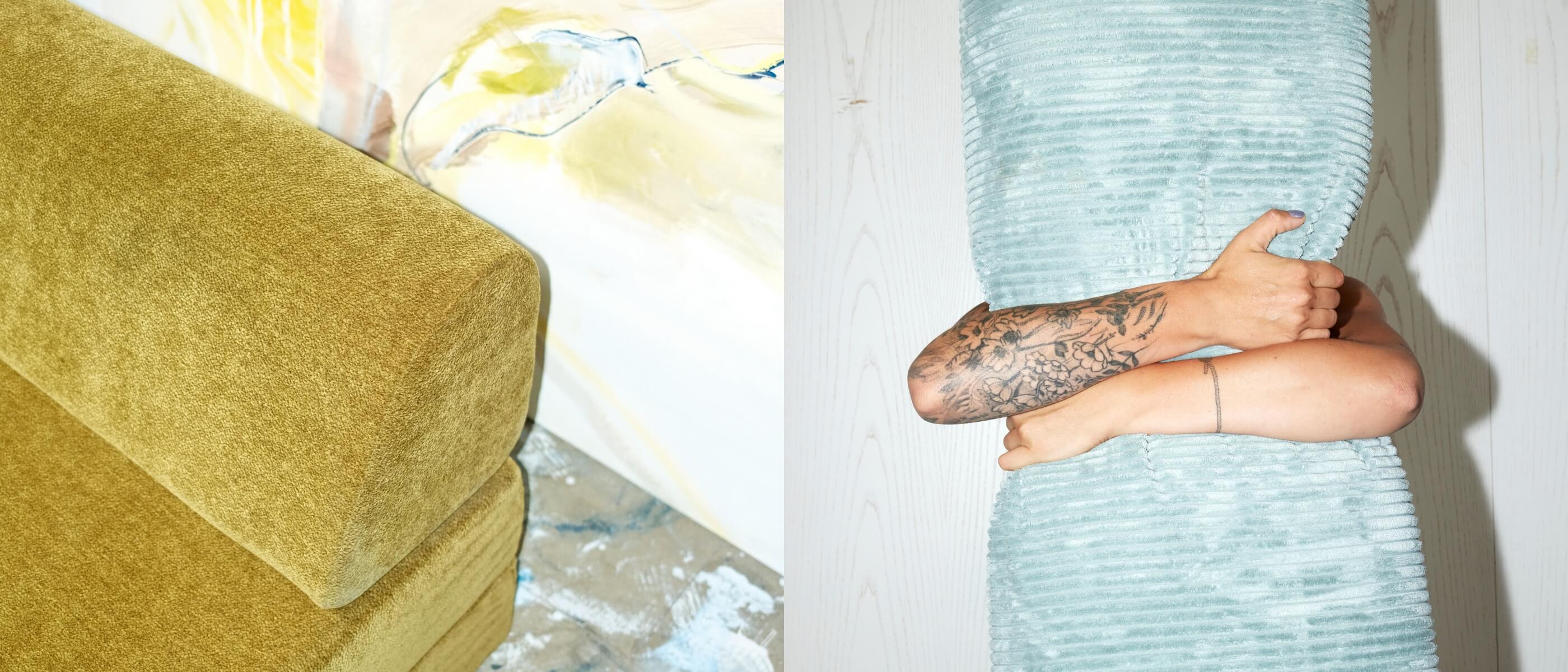 Ein zweigeteiltes Bild: links eine senfgelbe Couch neben einem abstrakten Gemälde, rechts tätowierte Arme, die ein großes hellblaues Cordkissen umarmen und das Gesicht der Person verdecken.