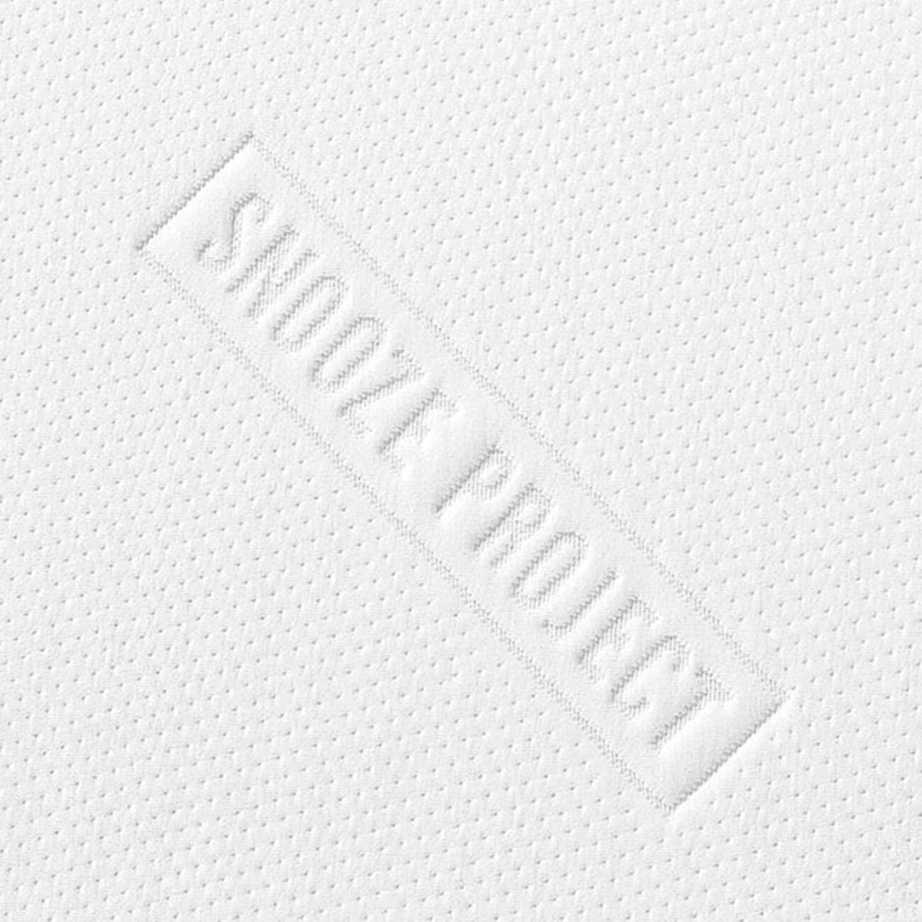 Ersatzbezug-SoftSnooze-Detail Nahaufnahme einer weißen, strukturierten Oberfläche mit kleinen Perforationen und dem Schriftzug SNOOZE PROJECT, der diagonal in der Mitte eingeprägt ist.